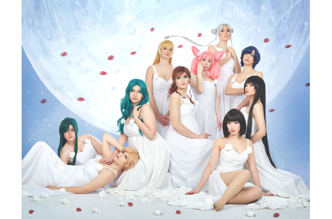 Cosplayer aus Sailor Moon in einem Gruppenbild