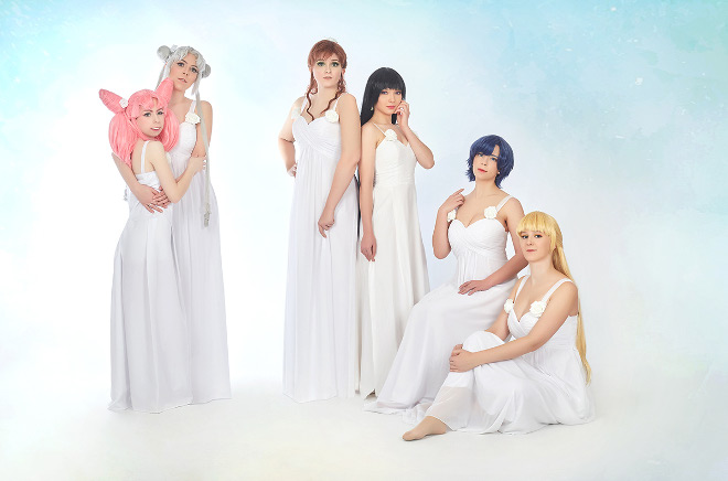 Cosplayer aus Sailor Moon in einem Gruppenbild
