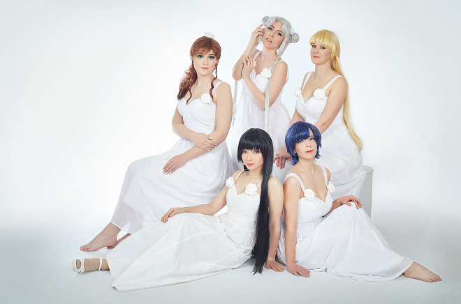 Cosplayer aus Sailor Moon in einem Gruppenbild