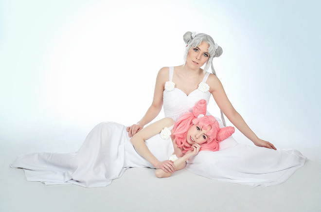 Cosplayer aus Sailor Moon in einem Gruppenbild