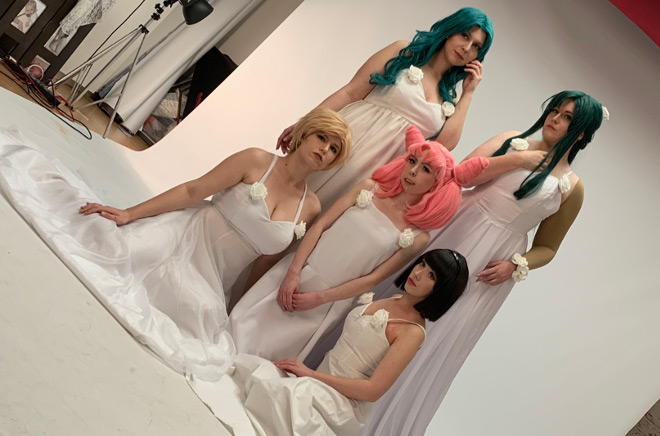 Cosplayer aus Sailor Moon in einem Gruppenbild