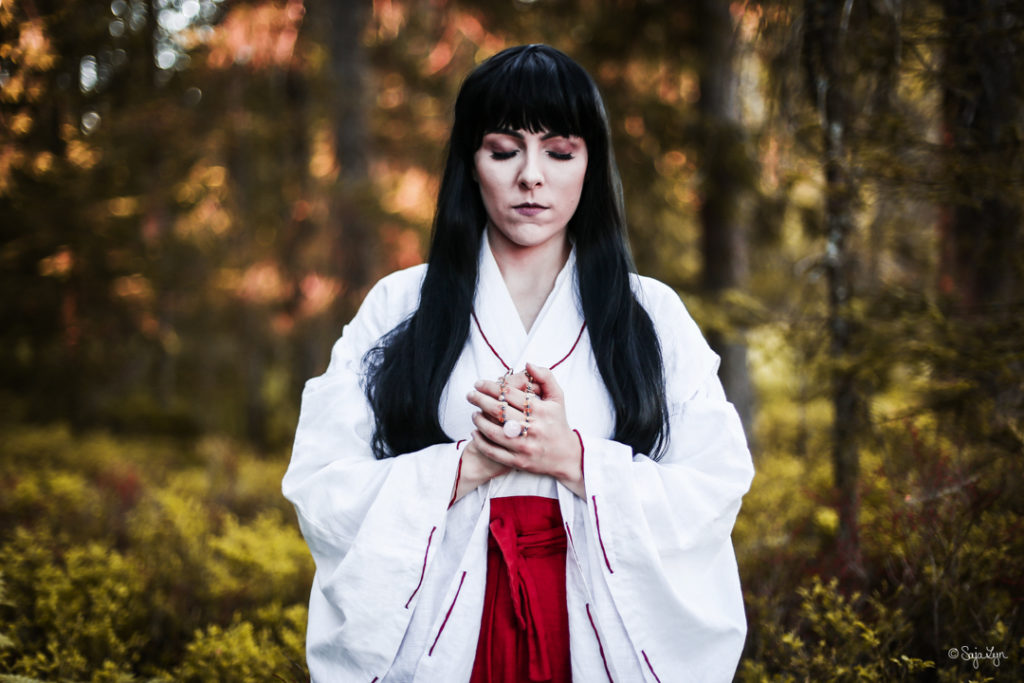 SajaLyn Cosplay Kikyo Kikyou InuYasha Priestess Priesterin Shrein Rumiko Takahashi