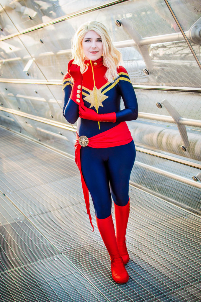Cosplayer als Captain Marvel