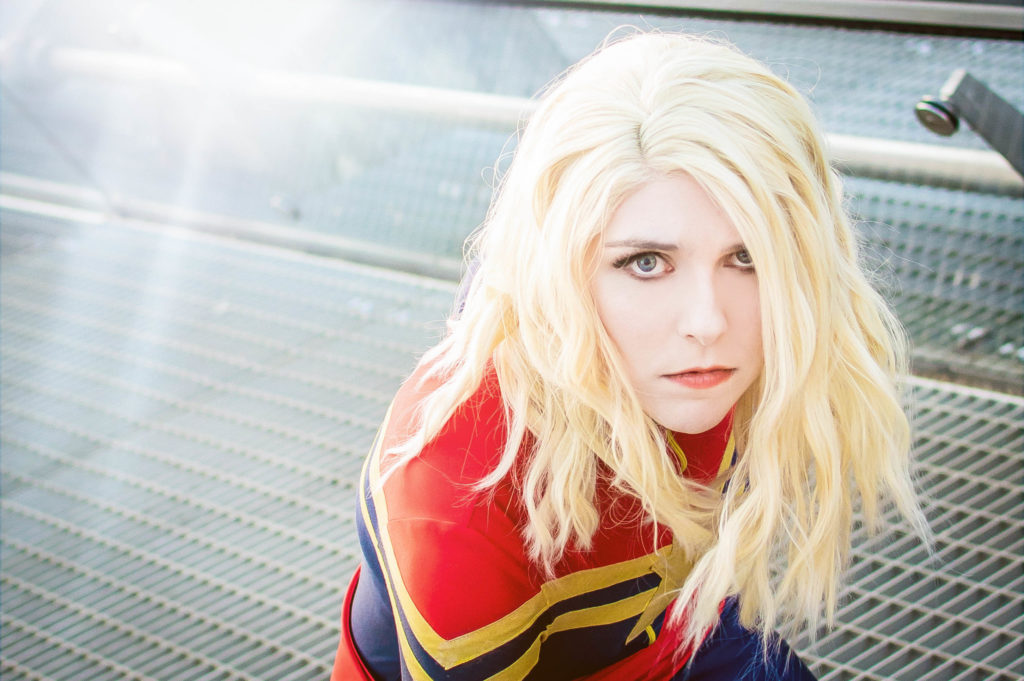 Cosplayer als Captain Marvel