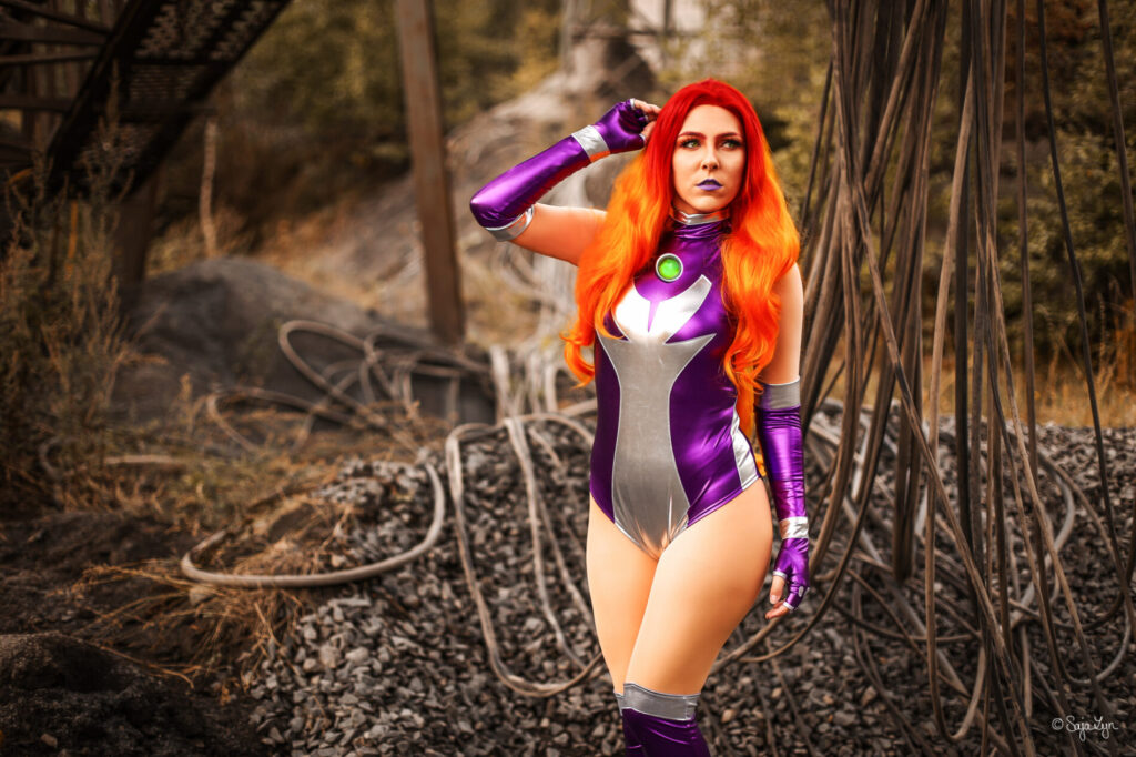 Cosplayer als Starfire (DC Comics)