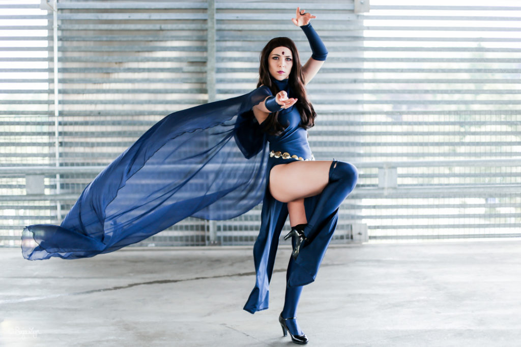 Cosplayer als Raven (DC Comics)