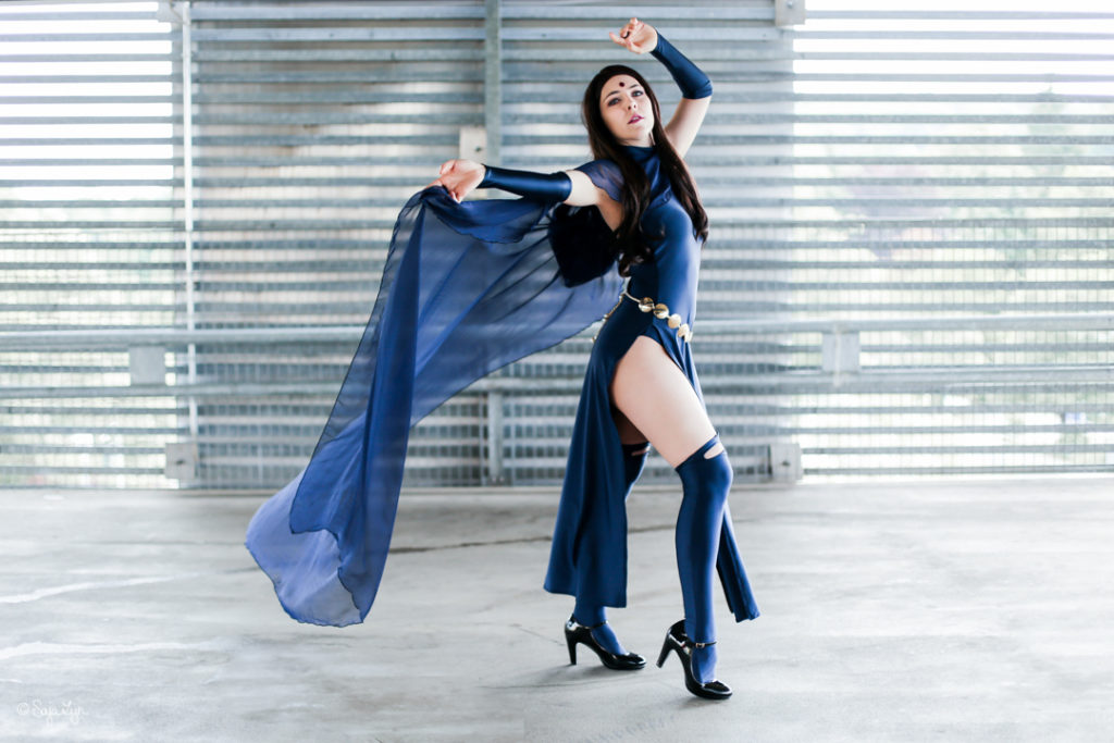 Cosplayer als Raven (DC Comics)