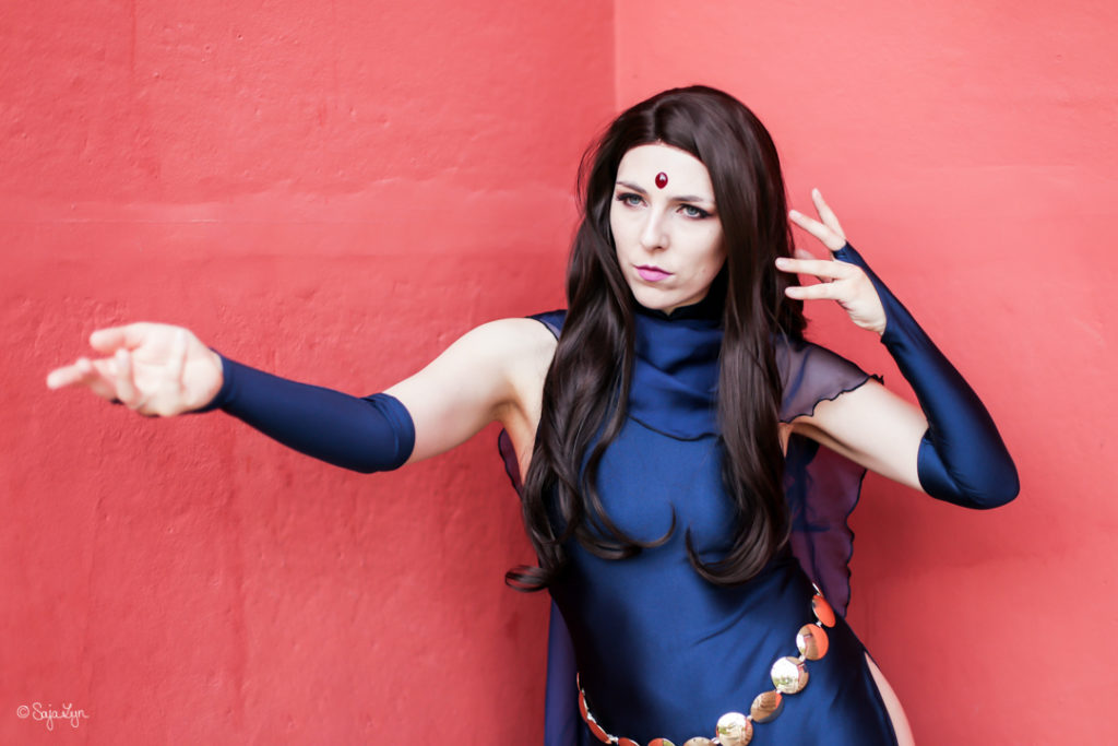 Cosplayer als Raven (DC Comics)