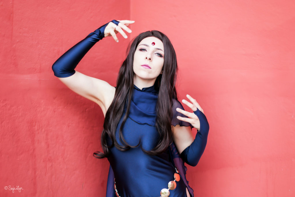 Cosplayer als Raven (DC Comics)