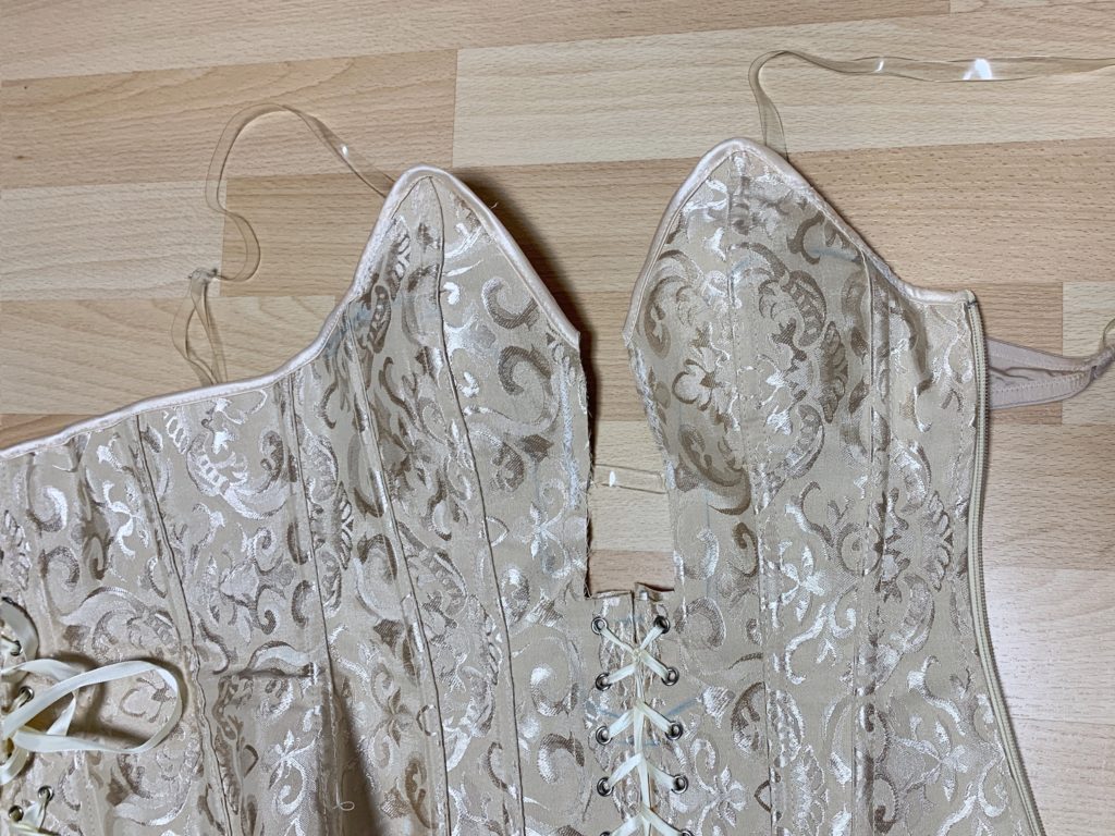 SajaLyn sabrina spellman gold dress chilling adventures of season 2 cosplay kostüm Kiernan Shipka Masquerade