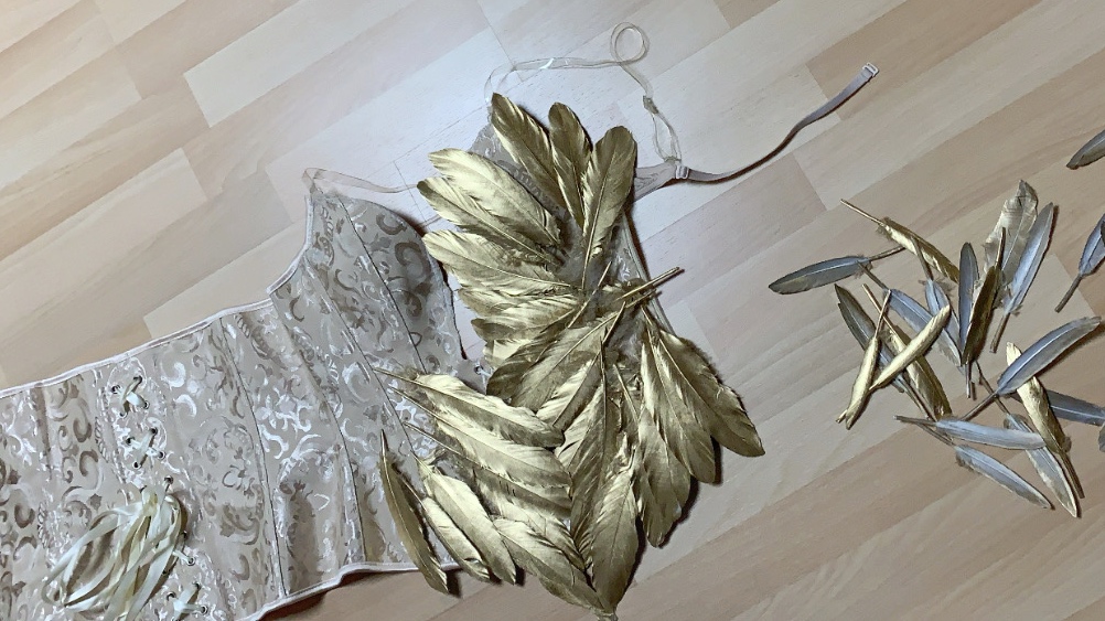 SajaLyn sabrina spellman gold dress chilling adventures of season 2 cosplay kostüm Kiernan Shipka Masquerade