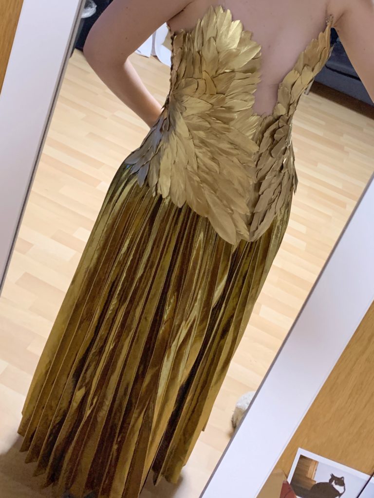SajaLyn sabrina spellman gold dress chilling adventures of season 2 cosplay kostüm Kiernan Shipka Masquerade
