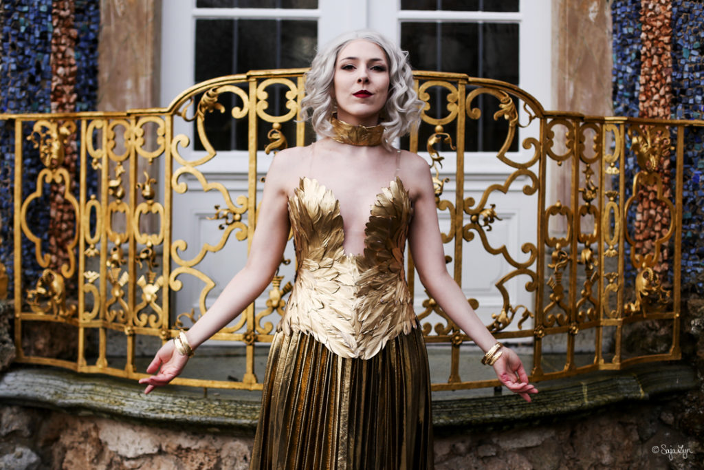 SajaLyn sabrina spellman gold dress chilling adventures of season 2 cosplay kostüm Kiernan Shipka Masquerade