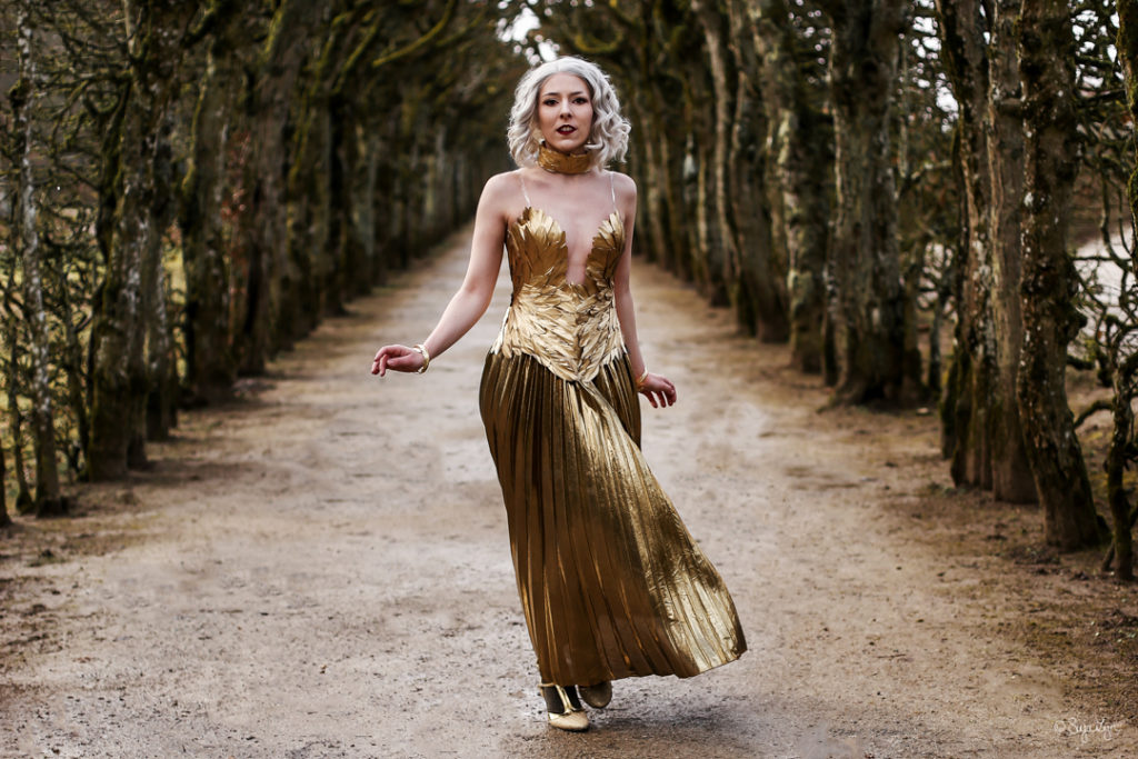 SajaLyn sabrina spellman gold dress chilling adventures of season 2 cosplay kostüm Kiernan Shipka Masquerade