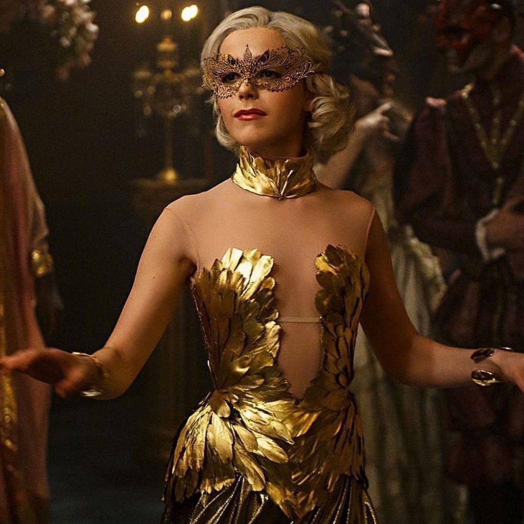 SajaLyn sabrina spellman gold dress chilling adventures of season 2 cosplay kostüm Kiernan Shipka Masquerade