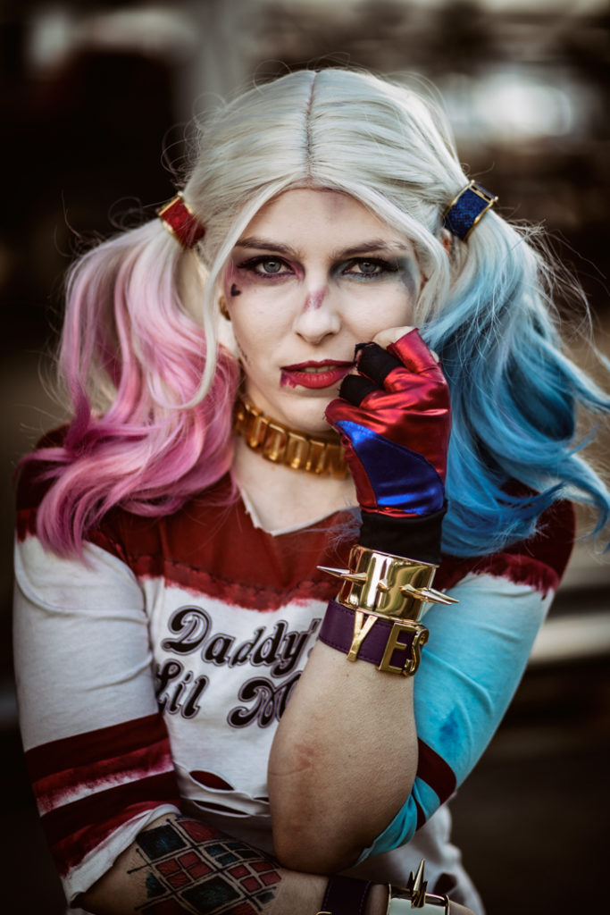 Cosplayer als Harley Quinn aus Suicide Squad schaut direkt in die Kamera.