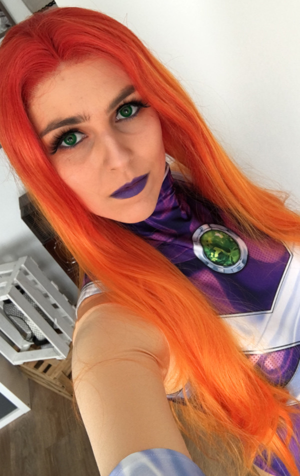 Cosplayer als Starfire aus den DC Comics