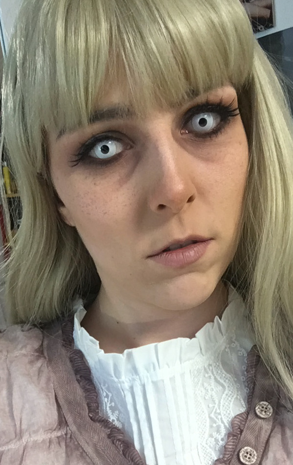 Cosplayer als Weird Girl aus Frankenweenie von Tim Burton