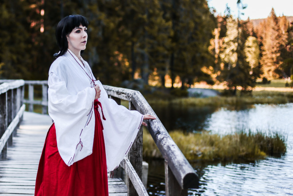 Cosplayer als Kikyo aus InuYasha