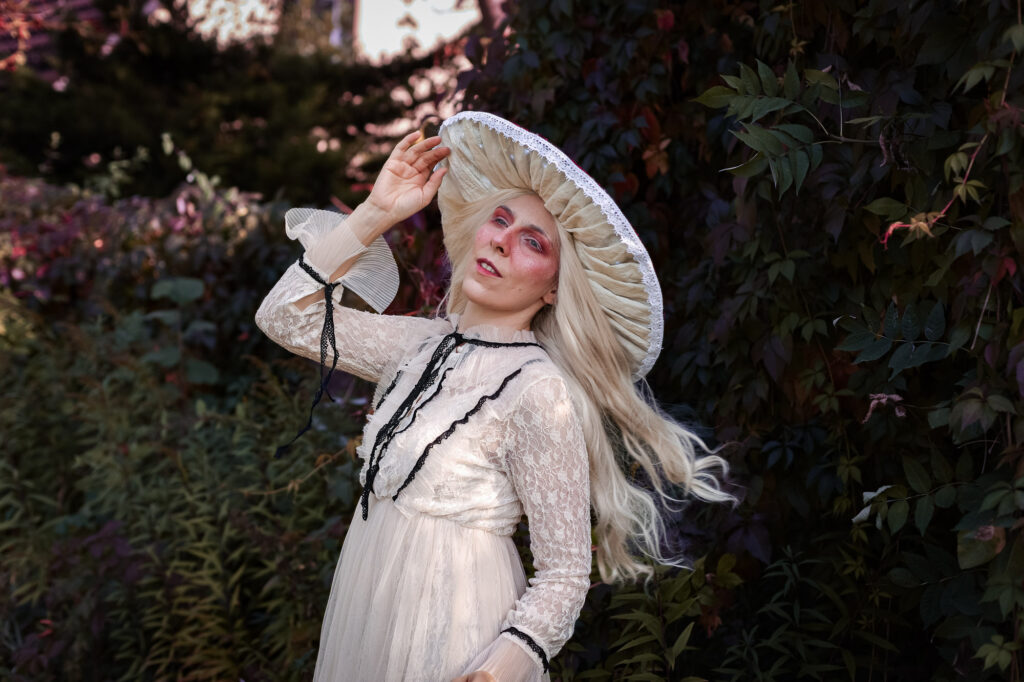 Cosplayer als Fliegenpilz verkleidet mit dynamisch fliegenden Haaren