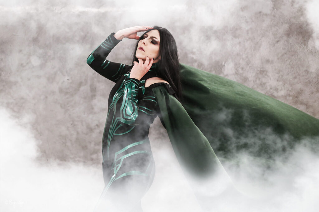 Cosplayer als Hela aus dem Marvel Universum mit wehendem Cape