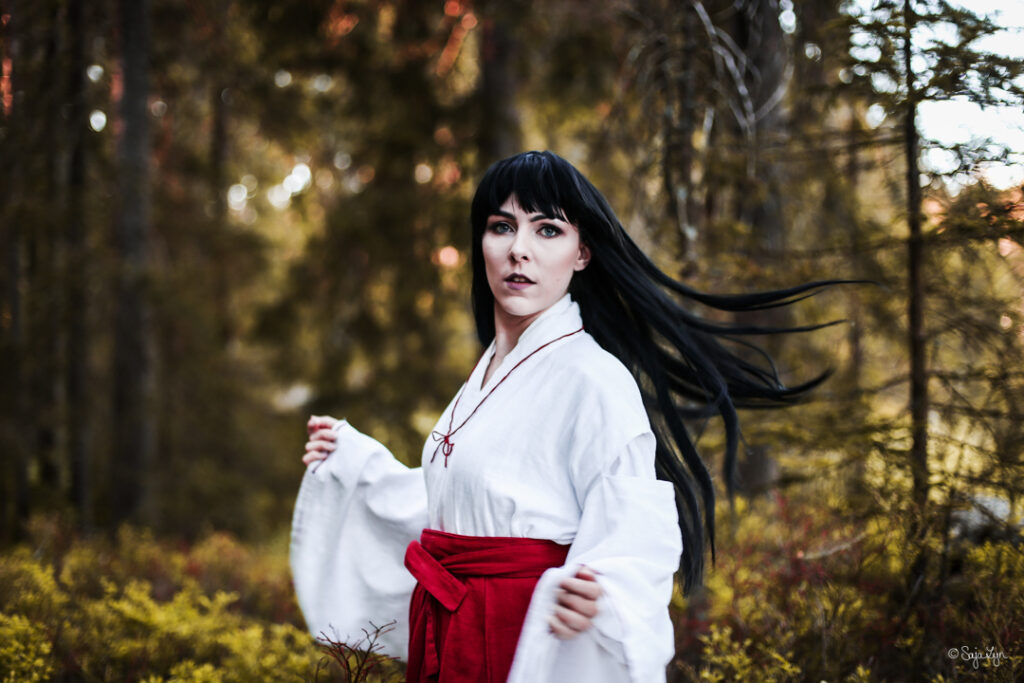 Cosplayer als Kikyo aus InuYasha mit wehenden Haaren