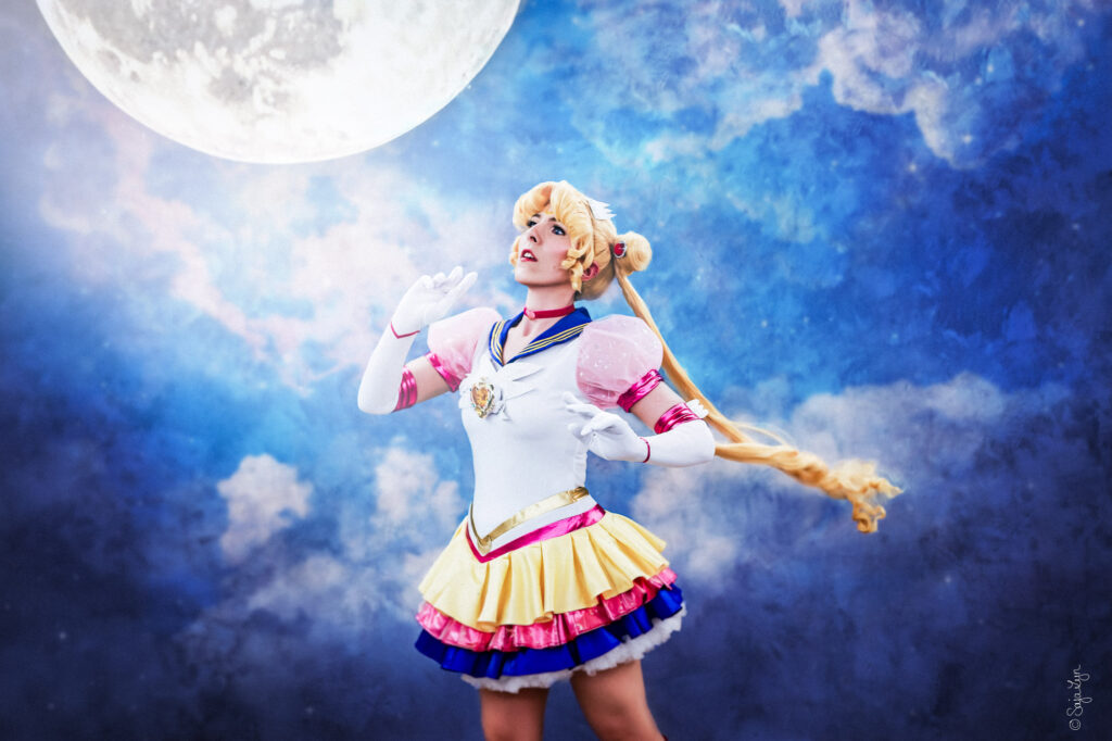 Cosplayer als Sailor Moon mit fliegenden Haaren